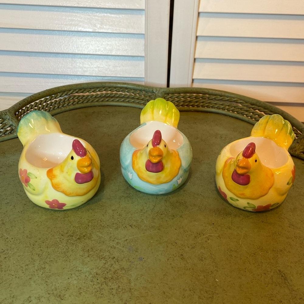 Dennis East set up 3 ceramic chicken egg cups